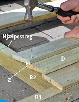 Brædder sømmes fast til skur Klinkbrædder sømmes fast til skur